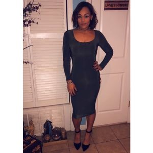 Solid Scoop Neck Long-sleeve Bodycon Dress | Small
